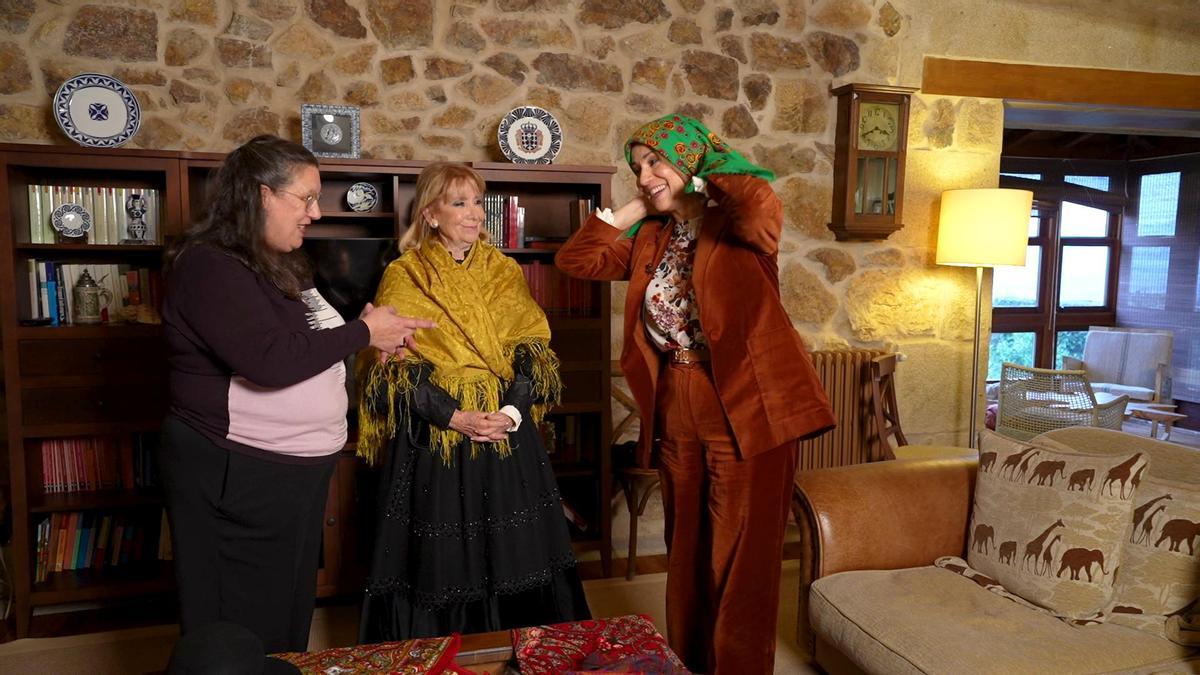 Jato e Aguirre, no museo do traxe tradicional.