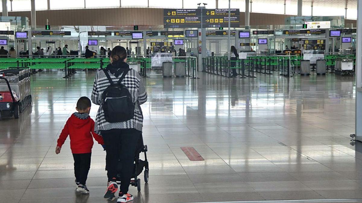 Una passatgera, a la zona d&#039;arribades de la T1 de l&#039;aeroport del Prat