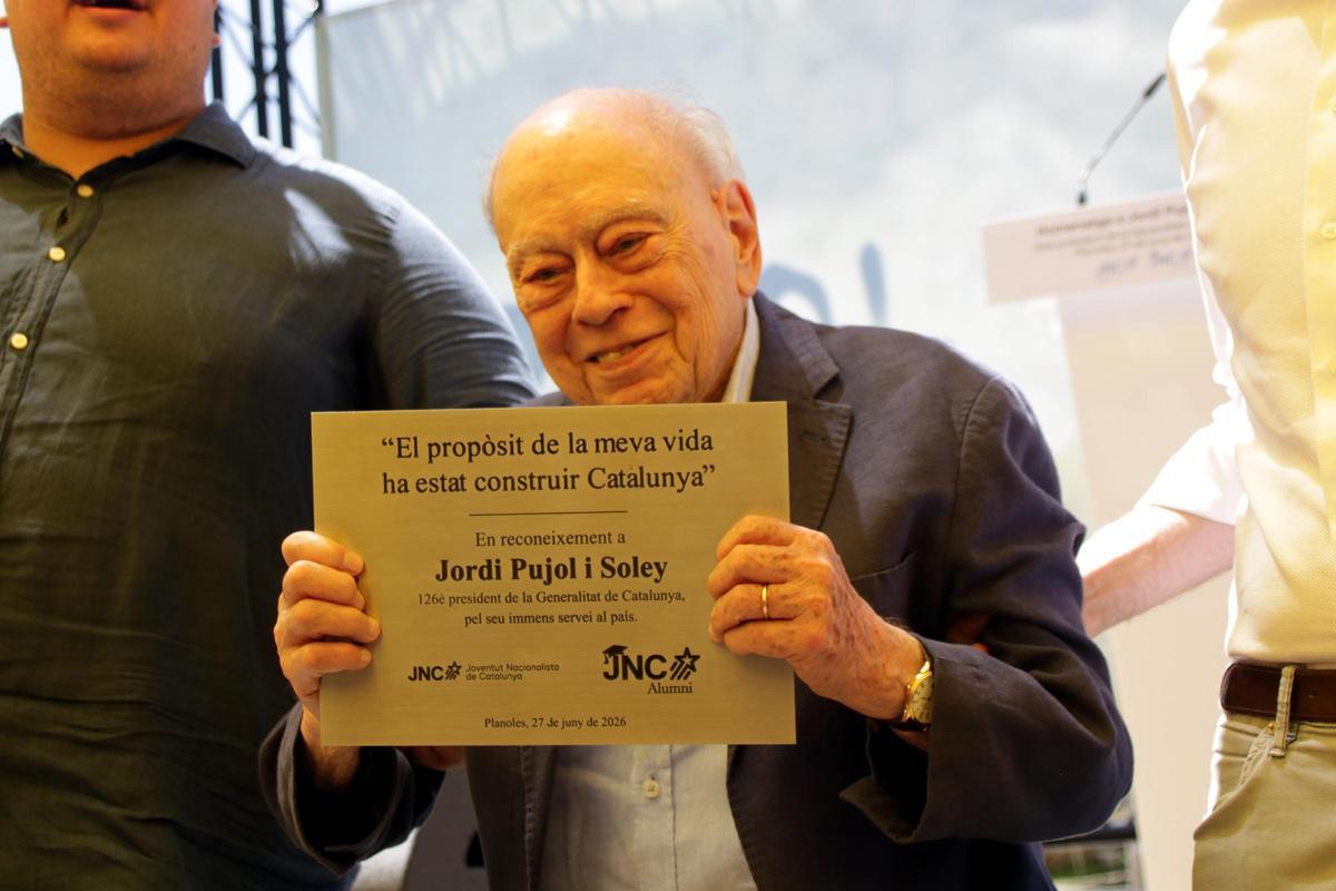 Jordi Pujol amb la placa que li han regalat des de la JNC