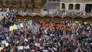 Una marabunta multicolor recorre Oviedo para apoyar la candidatura a Capital Europea de la Cultura: "Venimos a celebrar la amabilidá que para mí es ayudar y compartir"