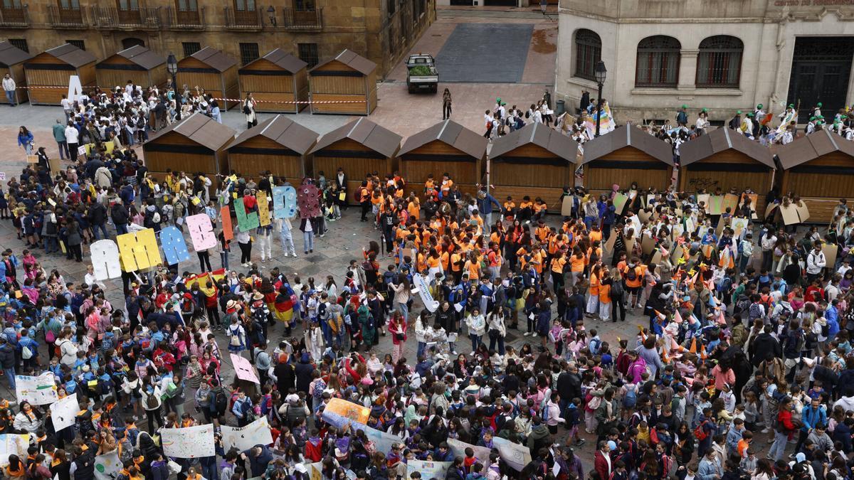 Las espectaculares imágenes aéreras de la marcha por la "amabilidá": 2.500 niños recorren las calles de Oviedo bajo el lema de la capitalidad Europea de la Cultura