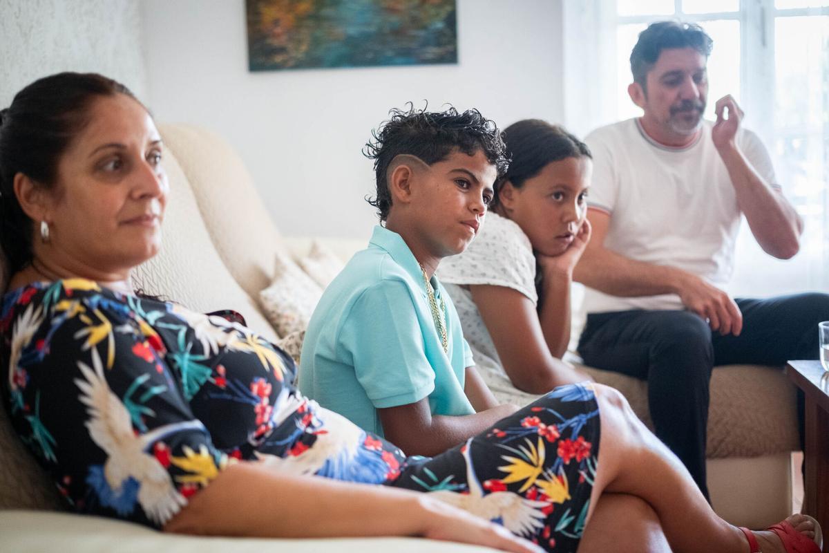 Familia de acogida de dos niños de Tinduf