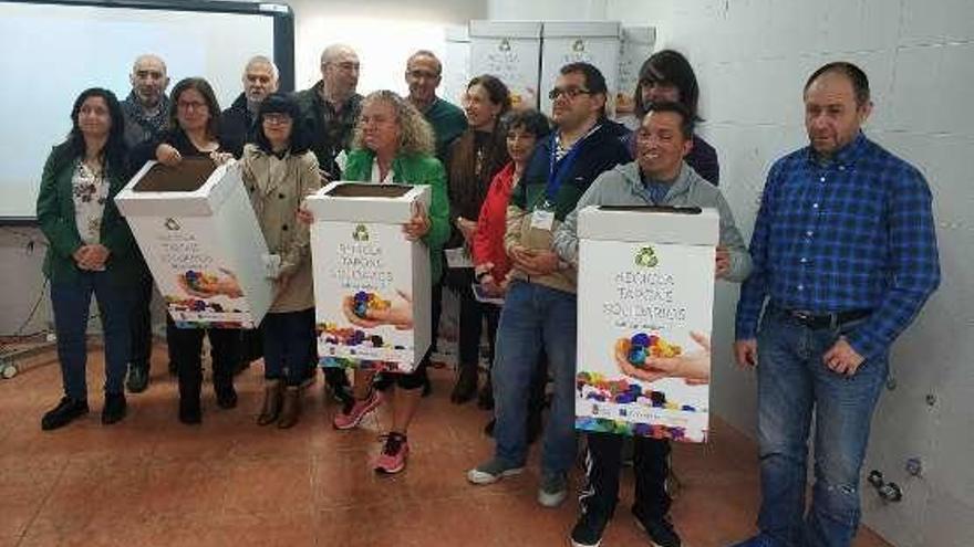 Presentación de la campaña de &quot;taponeo&quot; ayer en el Juan María.