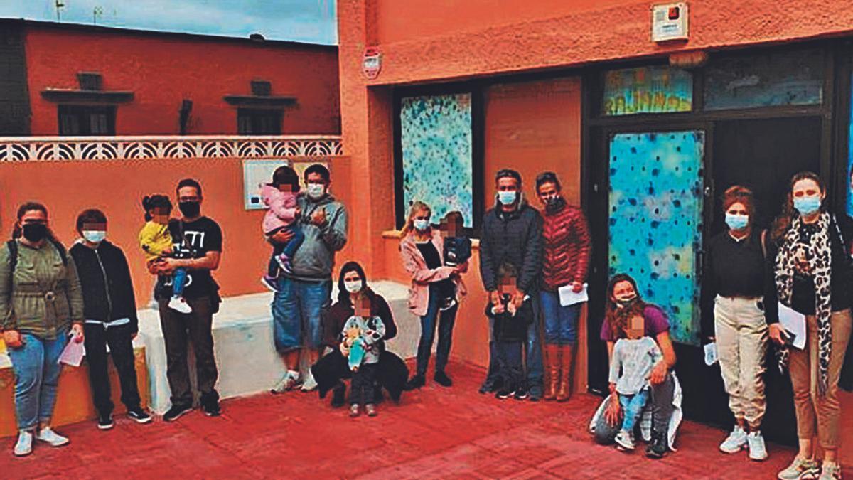 Grupo de padres que reivindican la reapertura de la escuelita de Bajamar.