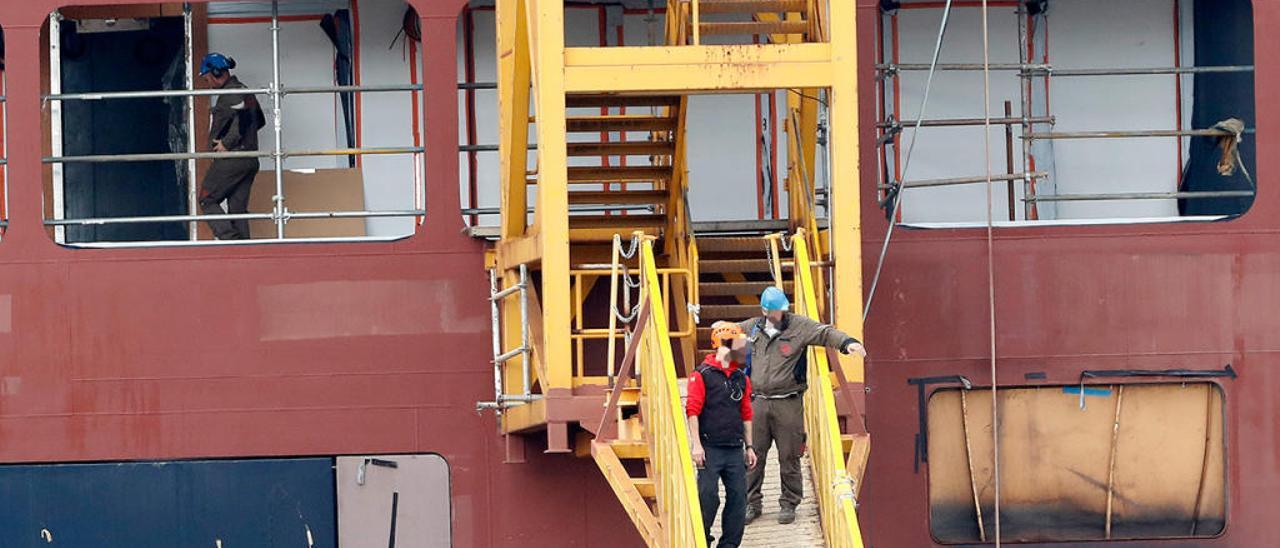 Operarios trabajando en el crucero de The Ritz-Carlton. // Ricardo Grobas