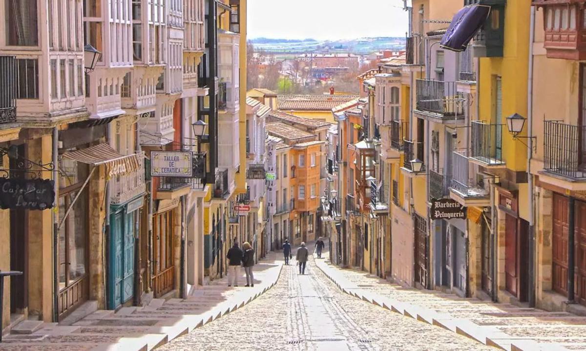 El recorrido por la calle Balborraz en Zamora descubre joyas de la arquitectura popular que sobreviven al paso de los años. | L. O. Z.