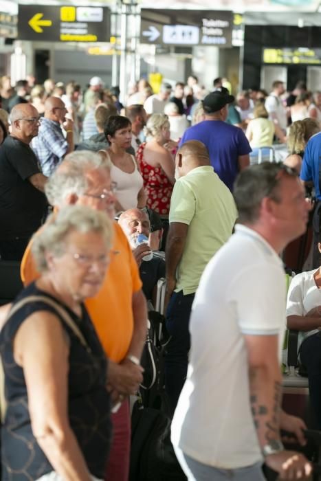 23.09.19. Gando, Telde, Gran Canaria. Pasajeros de Thomas Cook en el Aeropuerto de Gran Canaria. Foto Quique Curbelo  | 23/09/2019 | Fotógrafo: Quique Curbelo