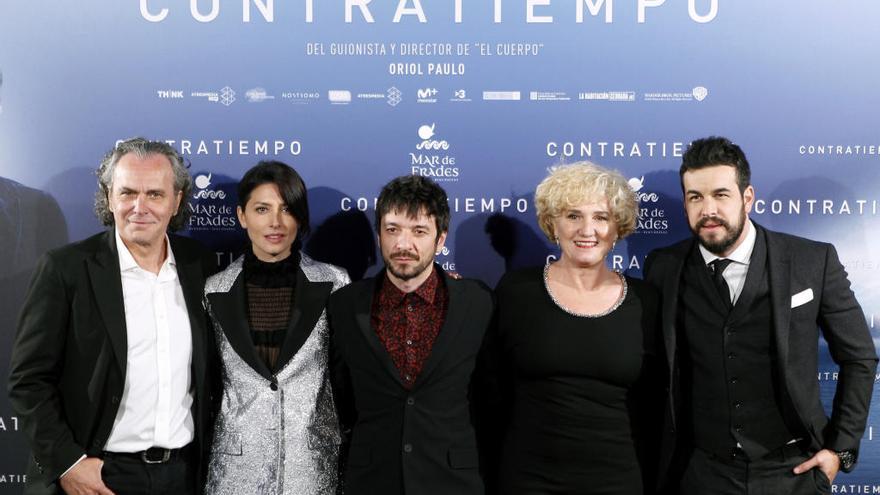 Oriol Paulo rodeado de los actores José Coronado, Bárbara Lennie, Ana Wagner y Mario Casas.