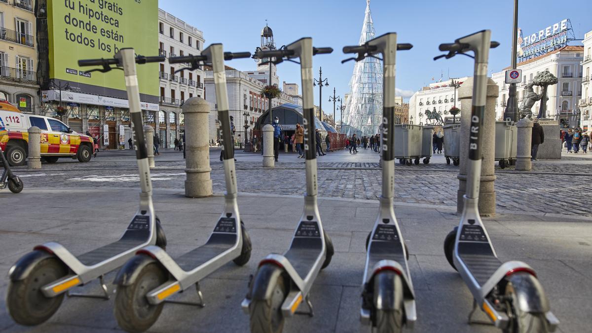 Archivo - Varios patinetes eléctricos estacionados en el centro de Madrid (España), a 3 de enero de 2021.