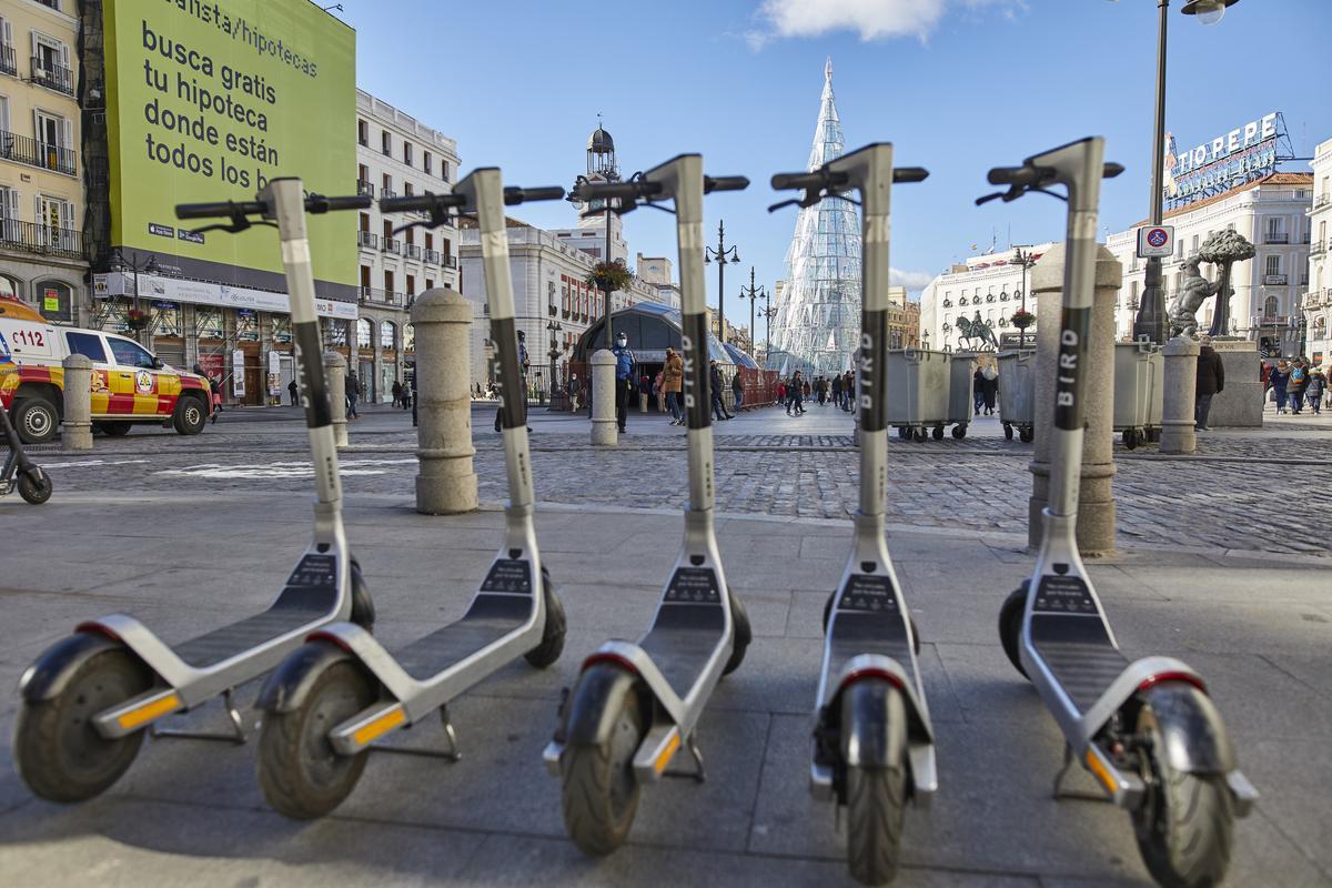 Archivo - Varios patinetes eléctricos estacionados en el centro de Madrid (España), a 3 de enero de 2021.