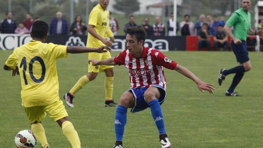 Pedro Díaz presiona a un jugador del Villarreal en el partido de ida de Copa del Rey en Mareo.