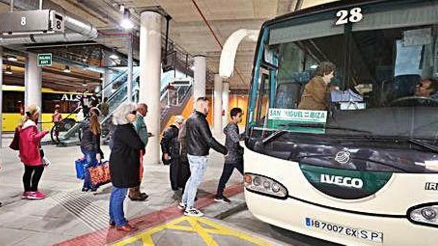 Un grupo de pasajeros acceden a un autobús desde un andén del interior de la estación de autobuses de Vila.