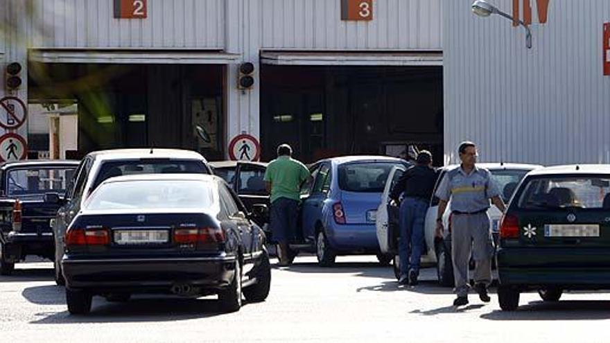 Coches en la inspección de la ITV.