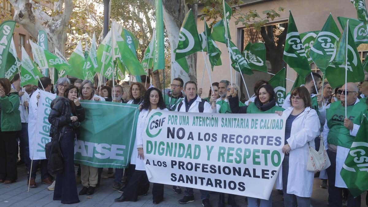 Protesta frente a la Conselleria de Sanidad ante el incumplimiento de los acuerdos de jornada firmados