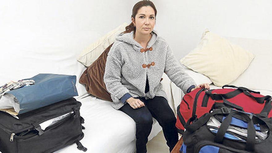 Maite Torres, en el salón de su casa, con el equipaje preparado para marcharse.