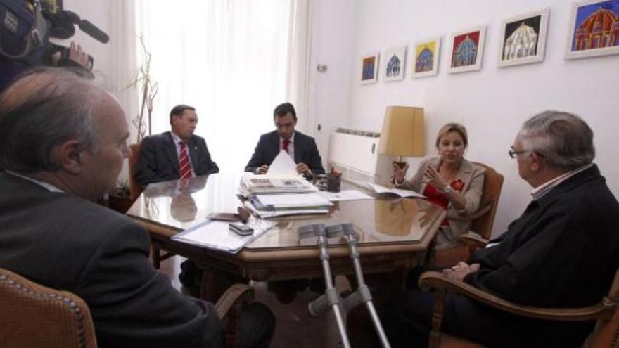 Reunión de miembros de la Plataforma pro AVE con Valdeón y Maíllo.