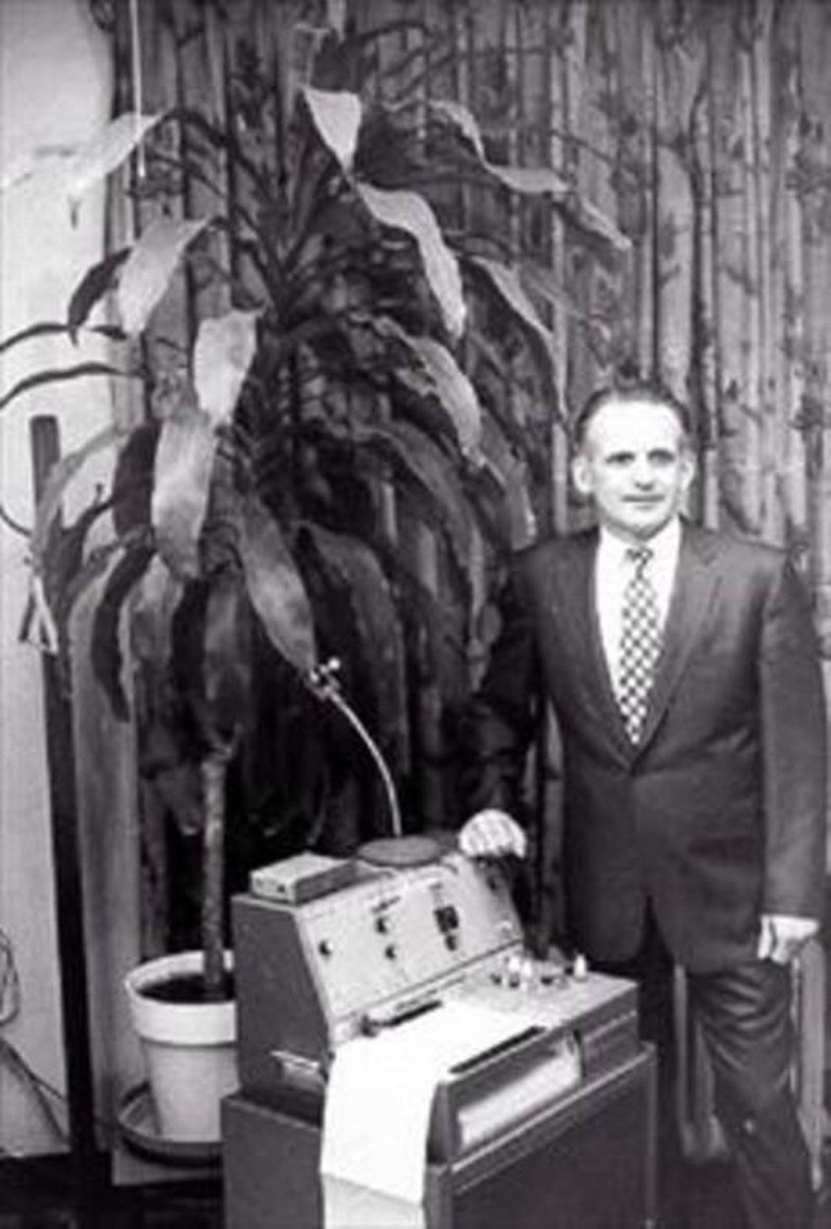 Cleve Backster va demostrar amb un galvanòmetre els ’sentiments’ de les plantes. Cleve Backster va demostrar amb un galvanòmetre els ’sentiments’ de les plantes.