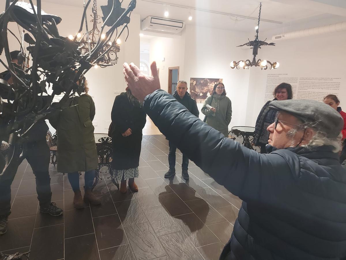 En imágenes: La primera visita guiada al "Universo Herminio", un éxito en La Caridad