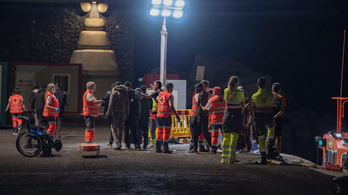 Canarias confirma nuevos traslados de menores migrantes a la Península, pero denuncia que la  improvisación  del Estado continúa