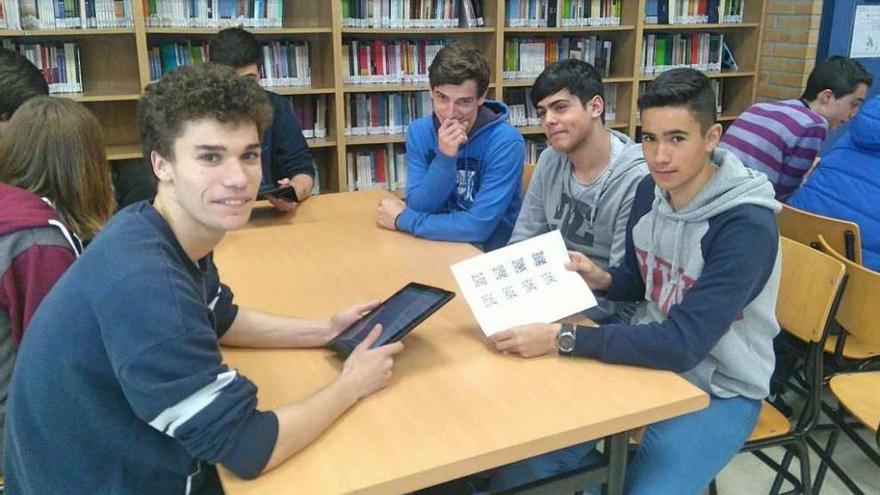 Alumnos del IES Mestre Landín participan en una de las actividades sobre el Día del Libro. // S.A.