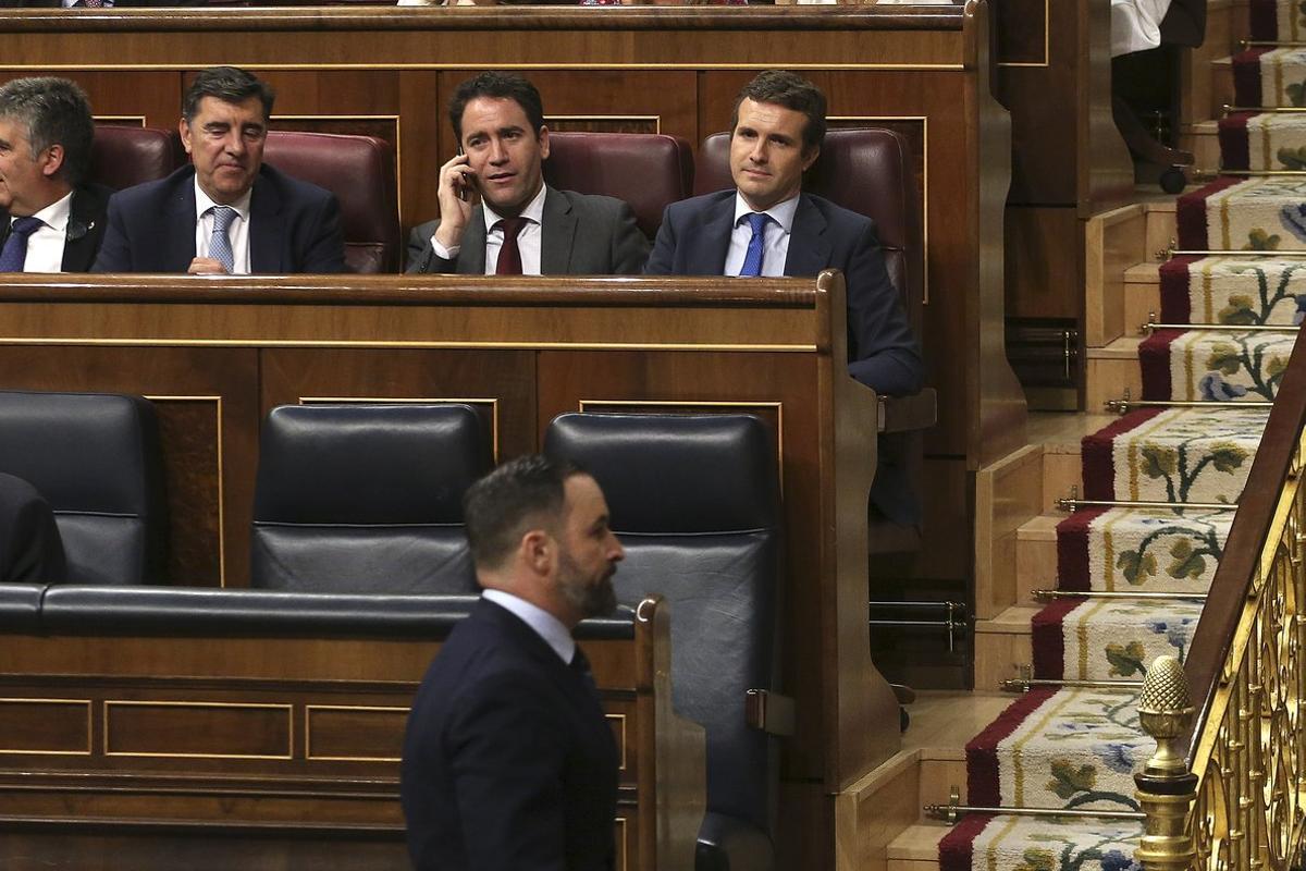 El líder de Vox, Santiago Abascal, pasa por delante de la bancada popular en el Congreso.