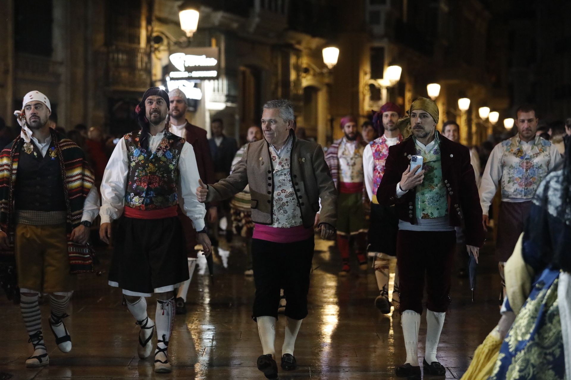 Búscate en el primer día de ofrenda por la calle Quart (entre las 22:00 a las 23:00 horas)