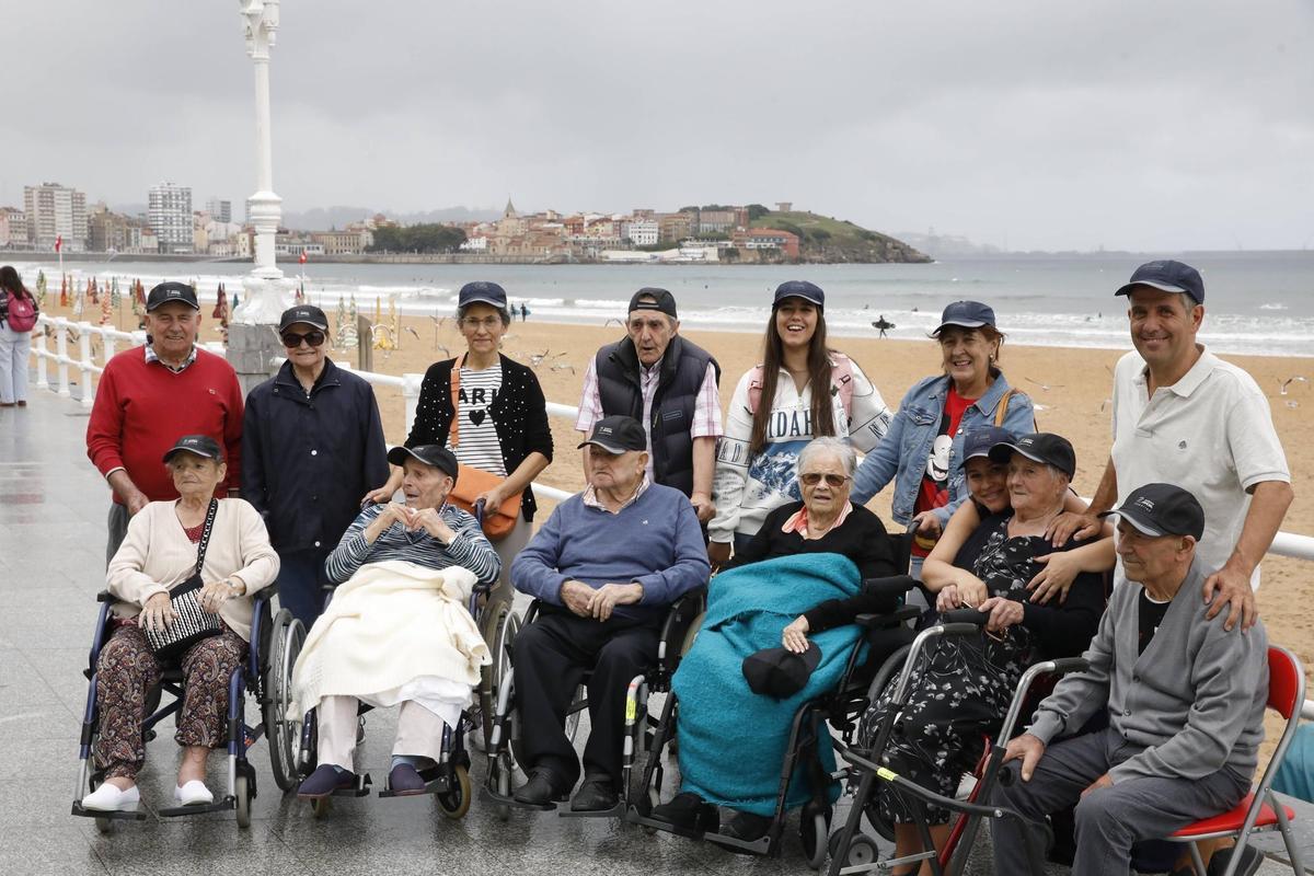 Mayores de la residencia de ancianos de Peleas de Abajo ven por primera vez el mar en Gijón