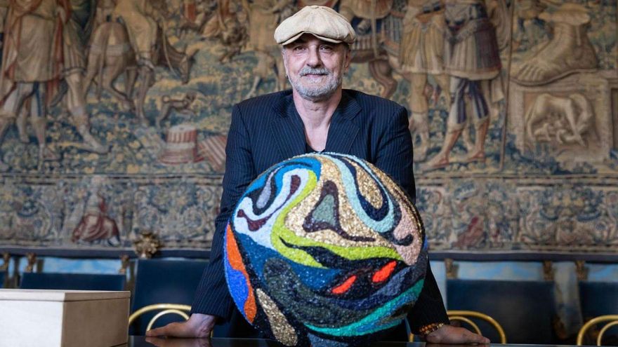 El artista Pep Marchegiani, con una de las piezas de ‘Arca de la Alianza’. | ASJ