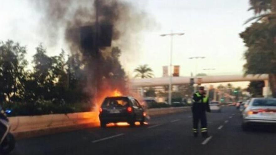 Arde un turismo en uno de los accesos a Alicante