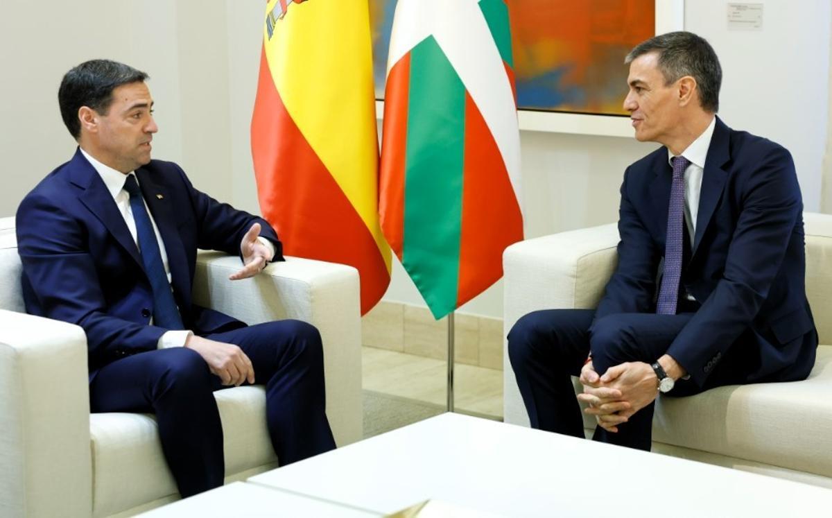 El presidente Pedro Sánchez y el lehendajkario Imanol Pradalesen la reunión que mantuvieron el 27 de marzo en Moncloa