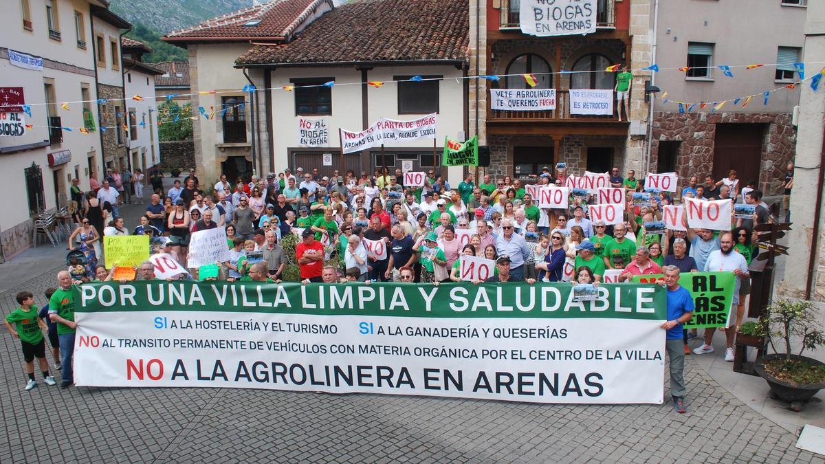 Manifestación contra la planta de biogás en Arenas de Cabrales.