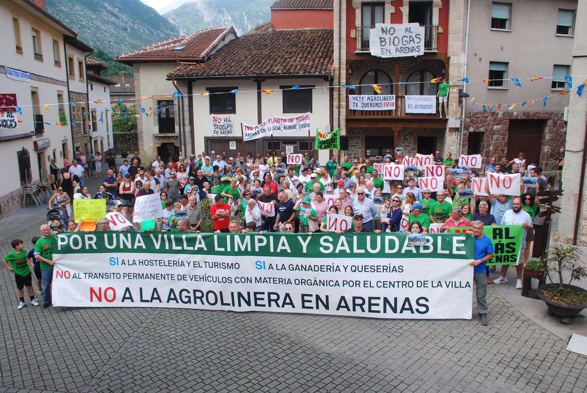 Manifestación contra la planta de biogás en Arenas de Cabrales.