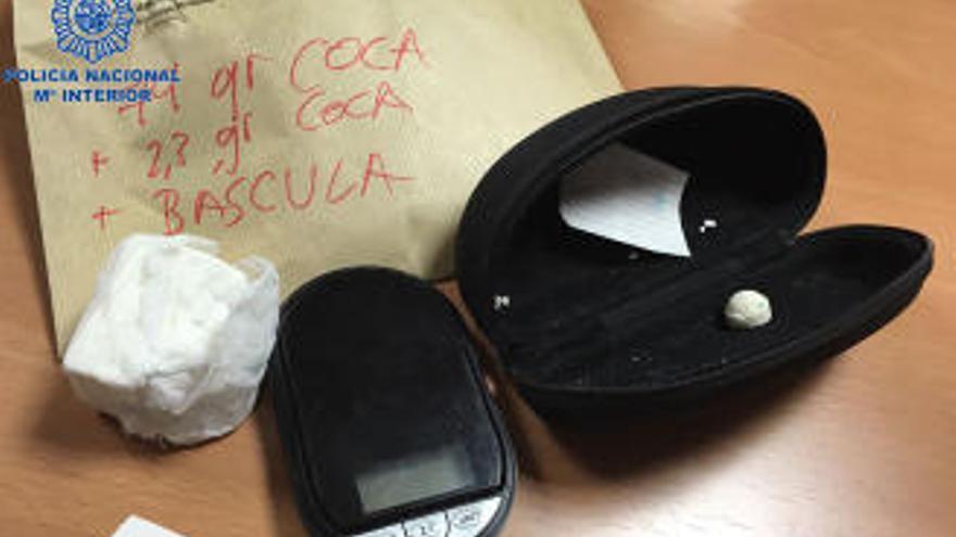 Bei den Verdächtigen fand die Polizei kleinere Mengen Kokain.