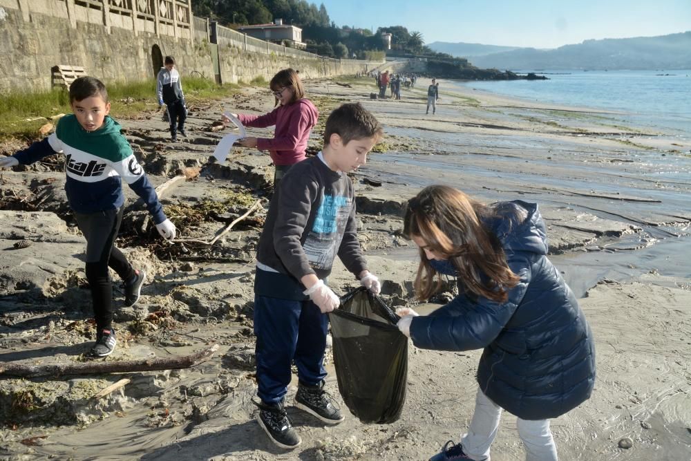 Escolares de Poio retiran de la playa de Chancelas hasta 400 kilos de basura