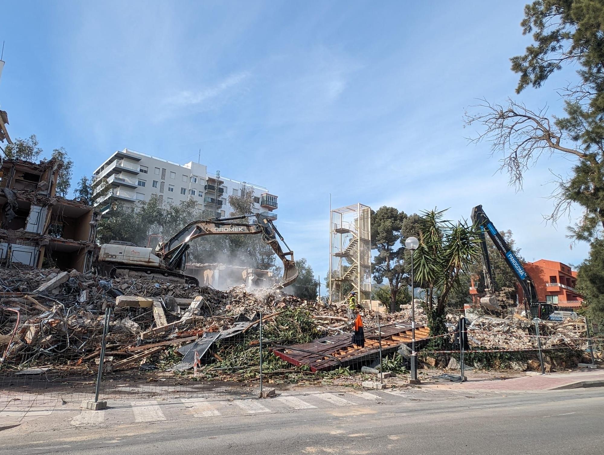 Las fotos del derribo del hotel Azor en Benicàssim