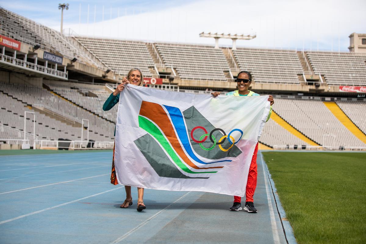 Meyer y Tulu llevan la bandera que la primera enarboló tras la final de 10.000 metros y que ha donado al Museu Olímpic.