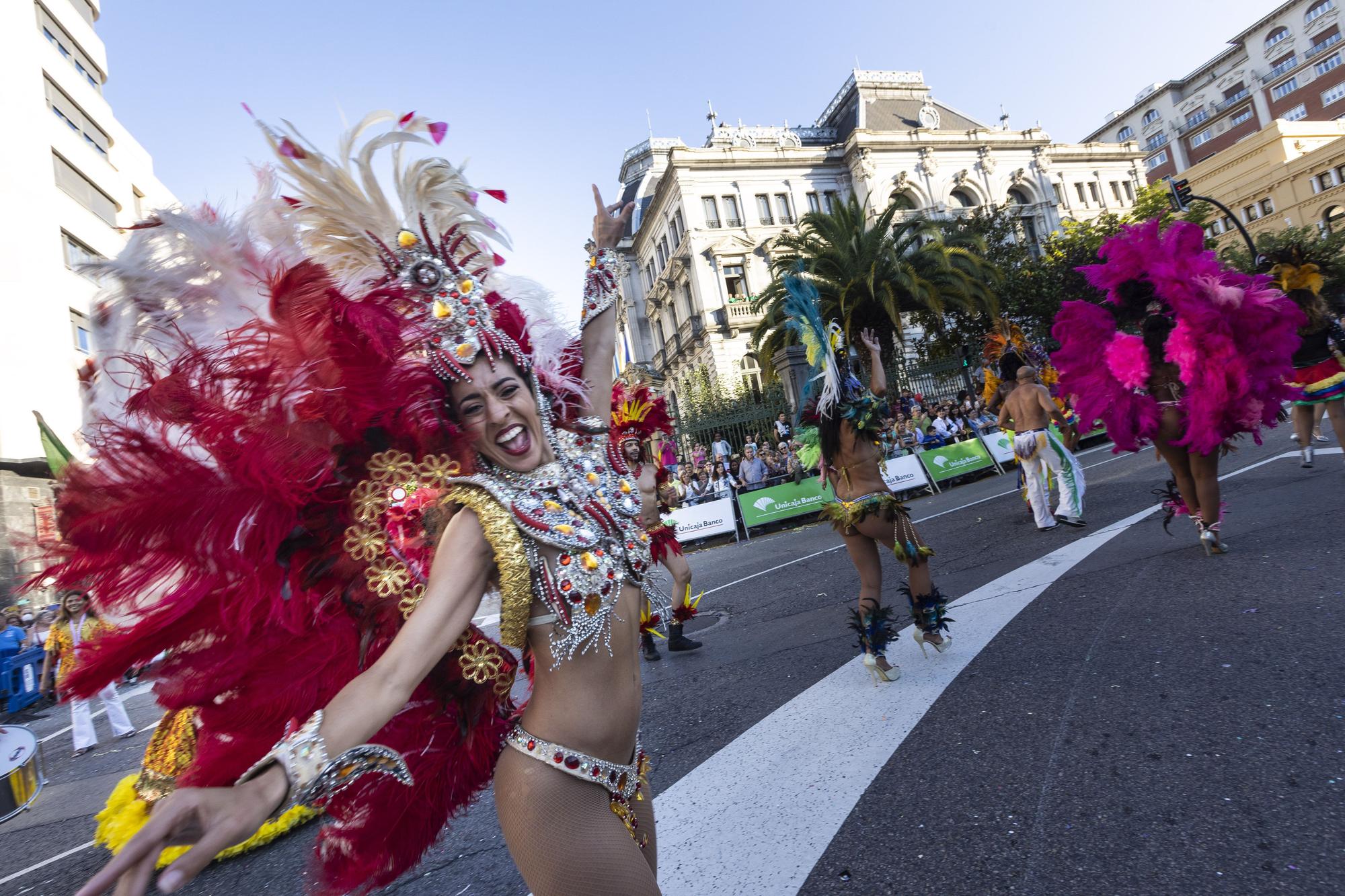 En Imágenes: El Desfile del Día de América llena las calles de Oviedo en una tarde veraniega