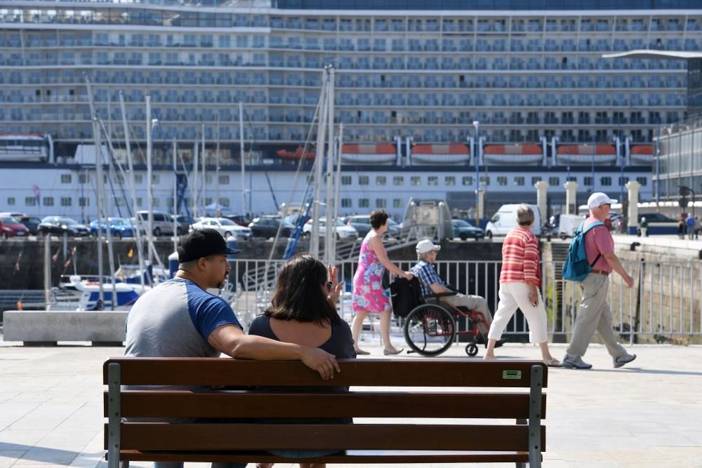 Turistas disfrutan del buen tiempo en A Coruña