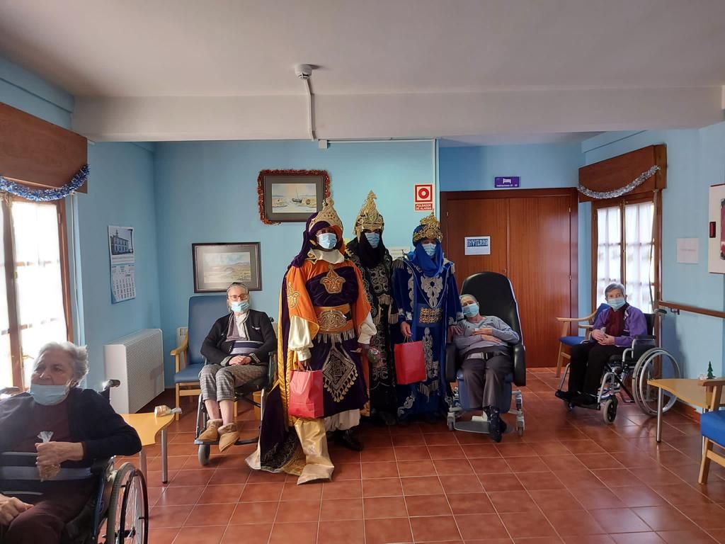 Los Reyes Magos ya están en Villaviciosa: así ha sido su emotivo encuentro con las personas mayores del concejo