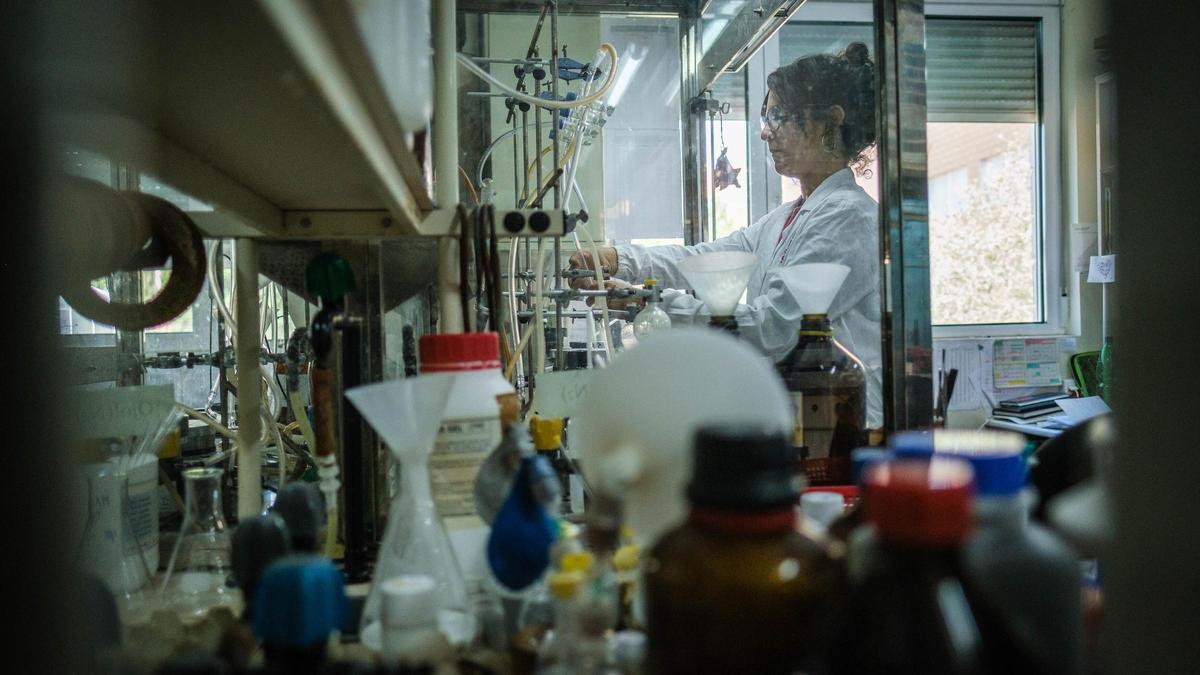 Una investigadora en un laboratorio canario.