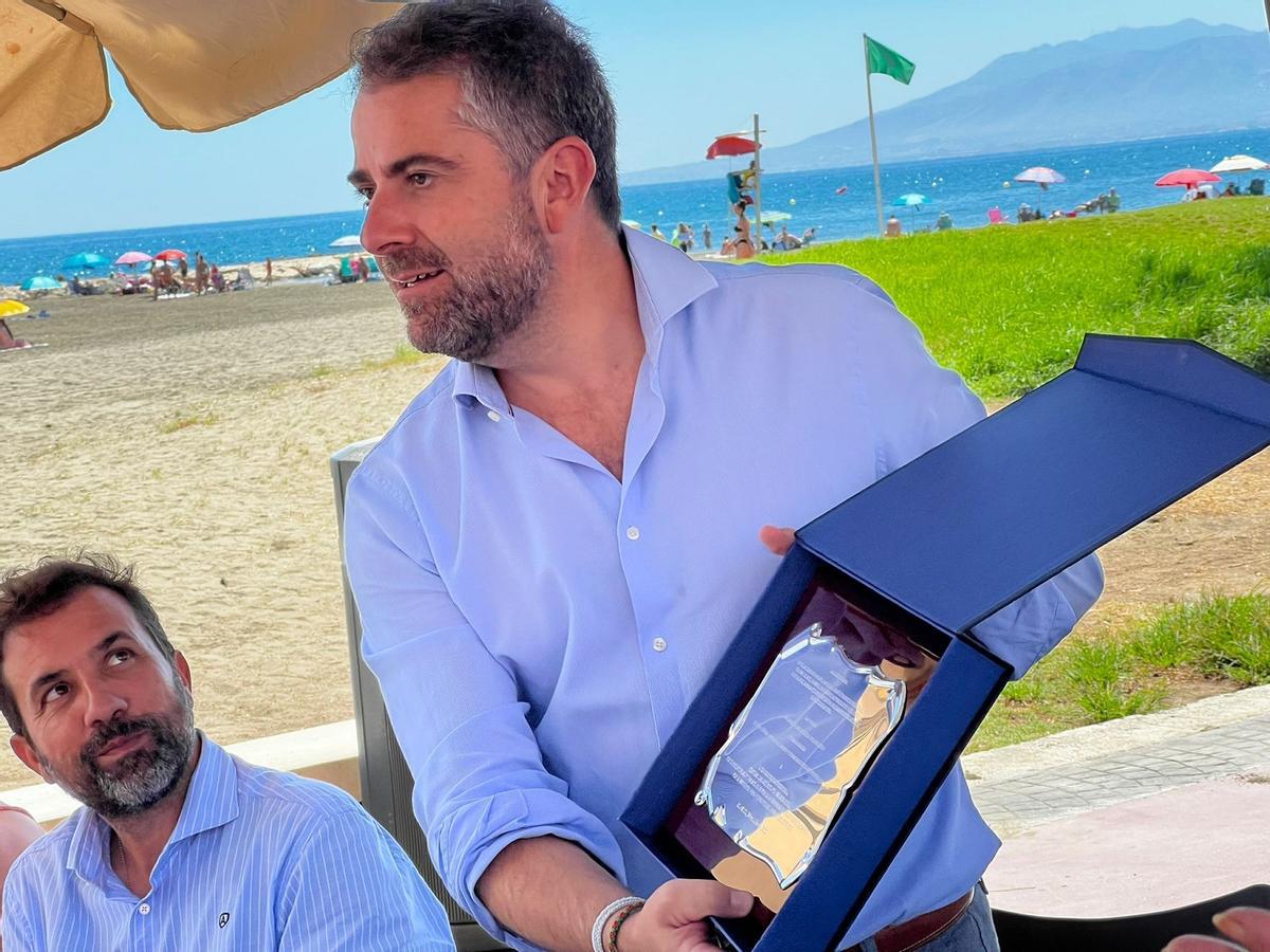 Carlos Conde recibió una placa conmemorativa del reconocimiento.