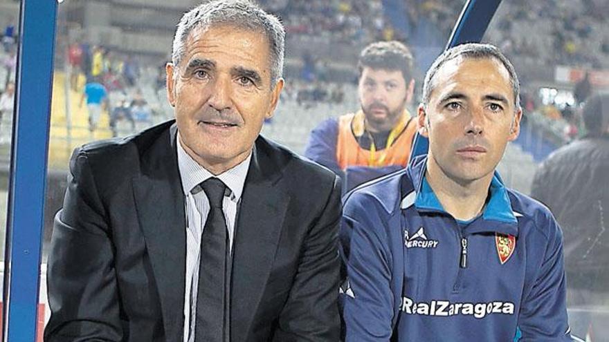 Paco Herrera (i), junto a su segundo técnico Ángel Rodríguez, en su visita con el Real Zaragoza al Gran Canaria. | quique curbelo