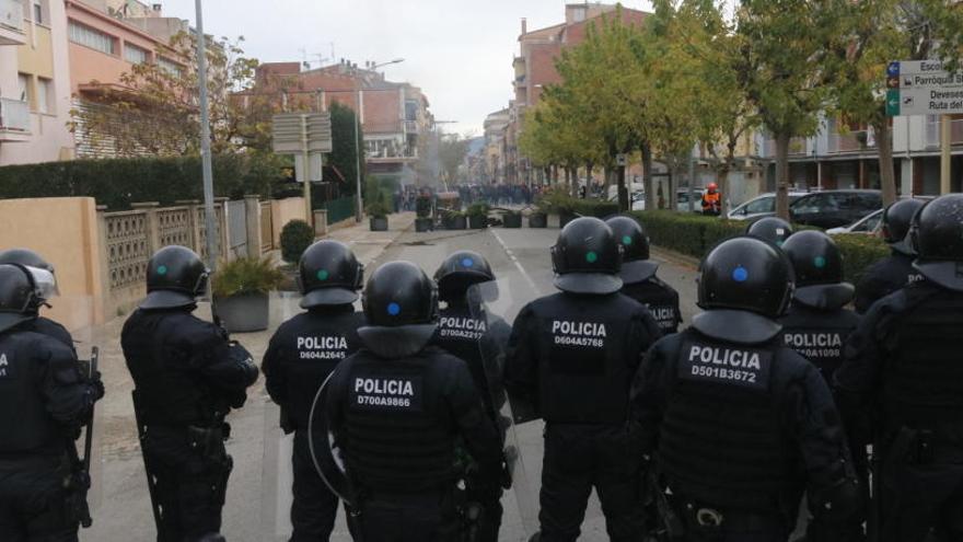 Un cordó dels Mossos d&#039;Esquadra, davant d&#039;una barricada a Salt