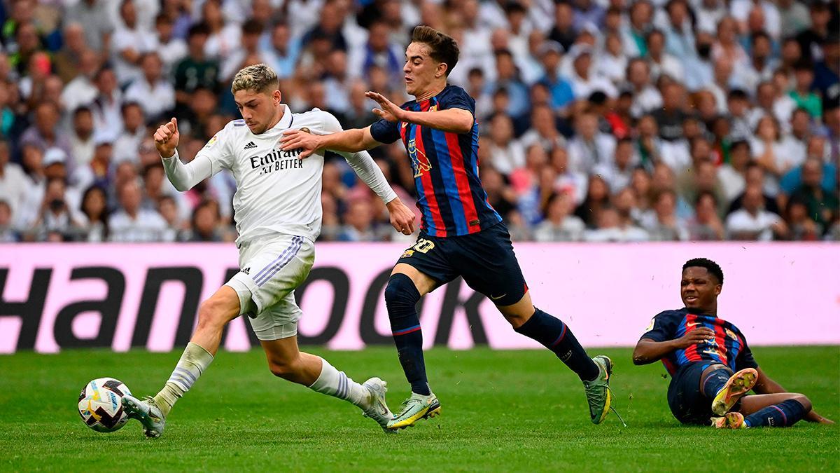 Gavi pelea por el balón con Fede Valverde en una acción del Clásico jugado en el Bernabéu