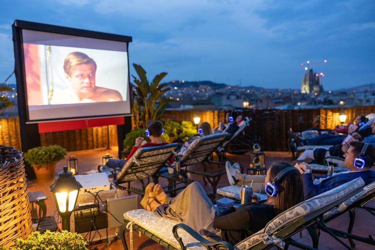 Cine al aire libre con cascos en El Palace.