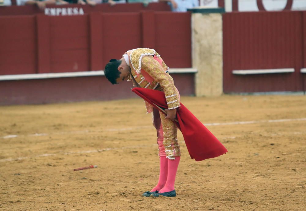 Las imágenes de la tercera corrida de abono de la feria taurina de Málaga en La Malagueta.