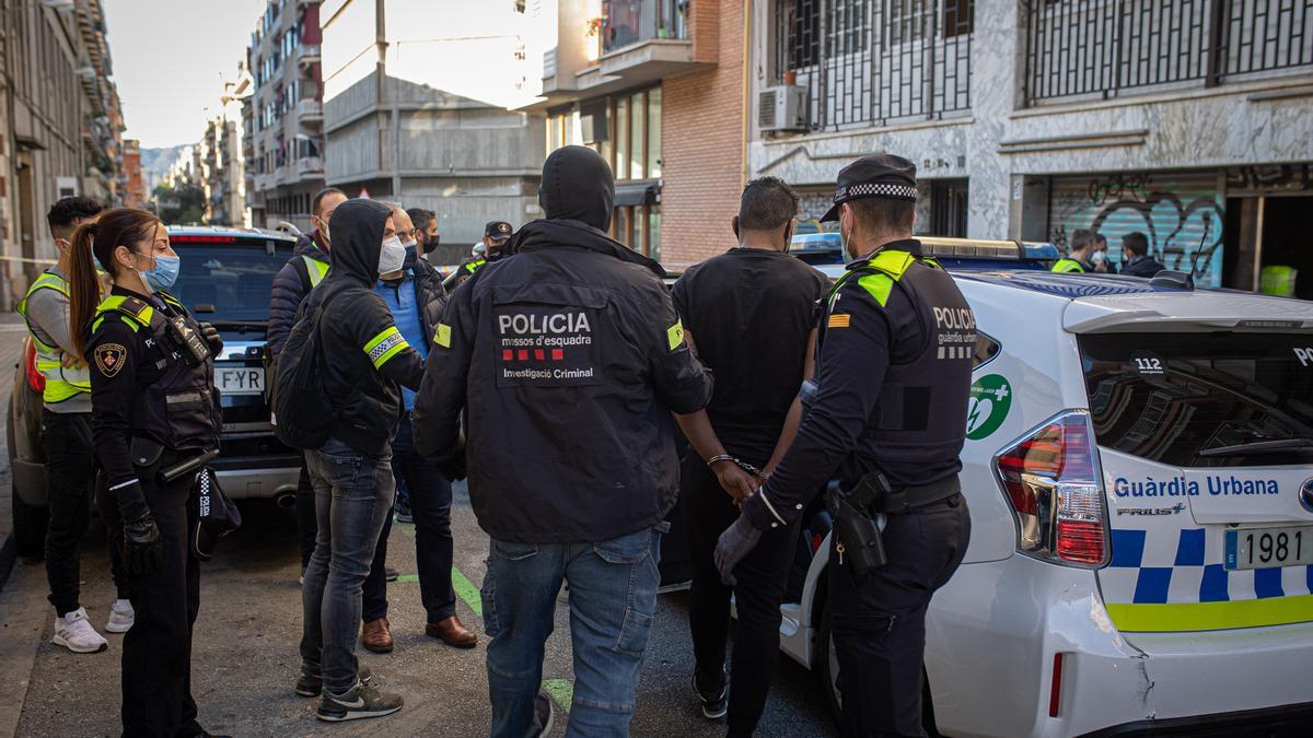Desalojo policial de ocupantes ilegales de un piso en el Poble Sec de Barcelona el 30 de diciembre de 2021