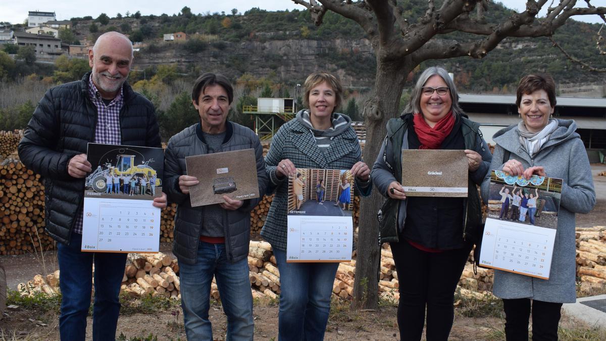 Presentació del calendari a la Serradora Boix de Puig-reig. D&#039;esquerra a dreta: Joan Boix, de la serradora; Federic Garrido, de l&#039;AFTDAO; Ermínia Altarriba, dissenyadora; Carme Valletbò, directora del Taller Coloma; Cecília Camprubí, presidenta de la Fundació Pro Disminuïts