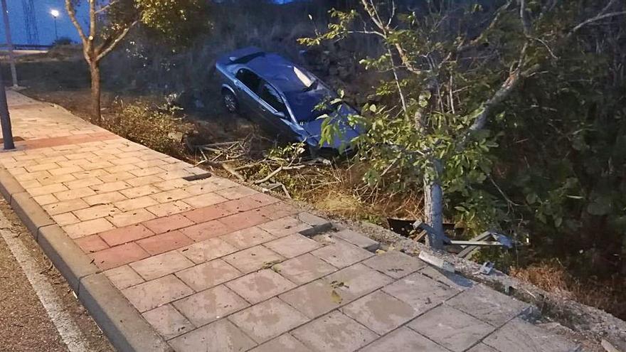 Estrella su coche en Muelas del Pan, lo abandona y huye