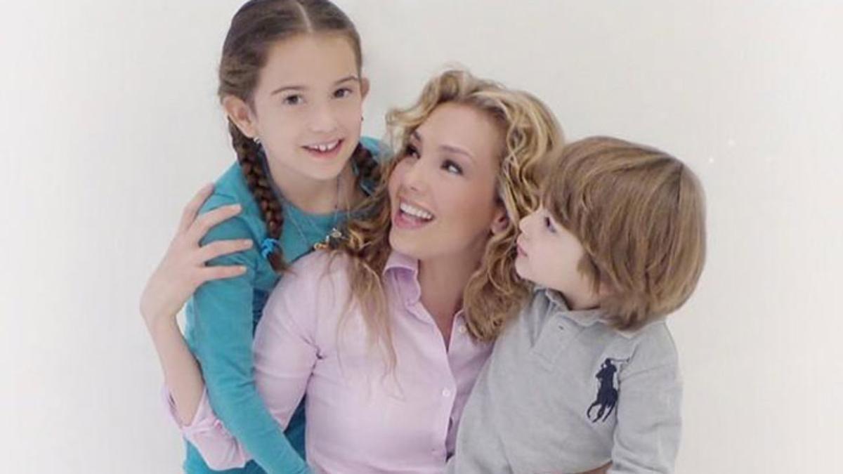 La cantante mexicana Thalia, con sus hijos Sabrina Sakaë y Matthew Alejandro